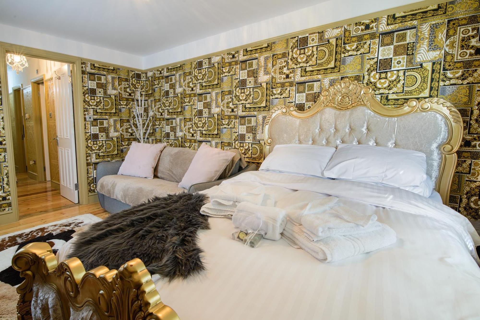 Deluxe 4 Or 5 Bed House With Hot Tub, Cinema Room Sleeps 15 サフロン・ワルデン エクステリア 写真