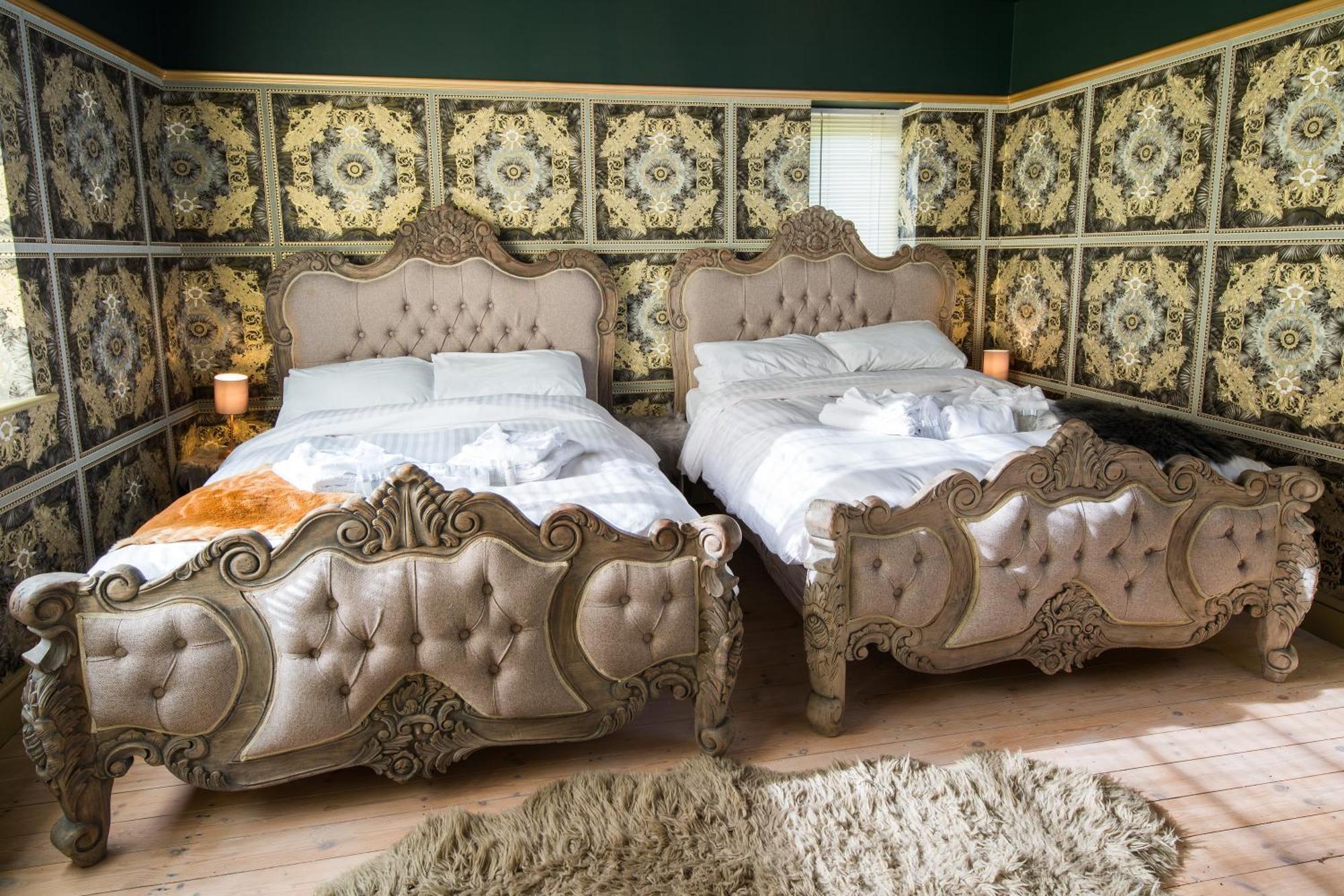 Deluxe 4 Or 5 Bed House With Hot Tub, Cinema Room Sleeps 15 サフロン・ワルデン エクステリア 写真