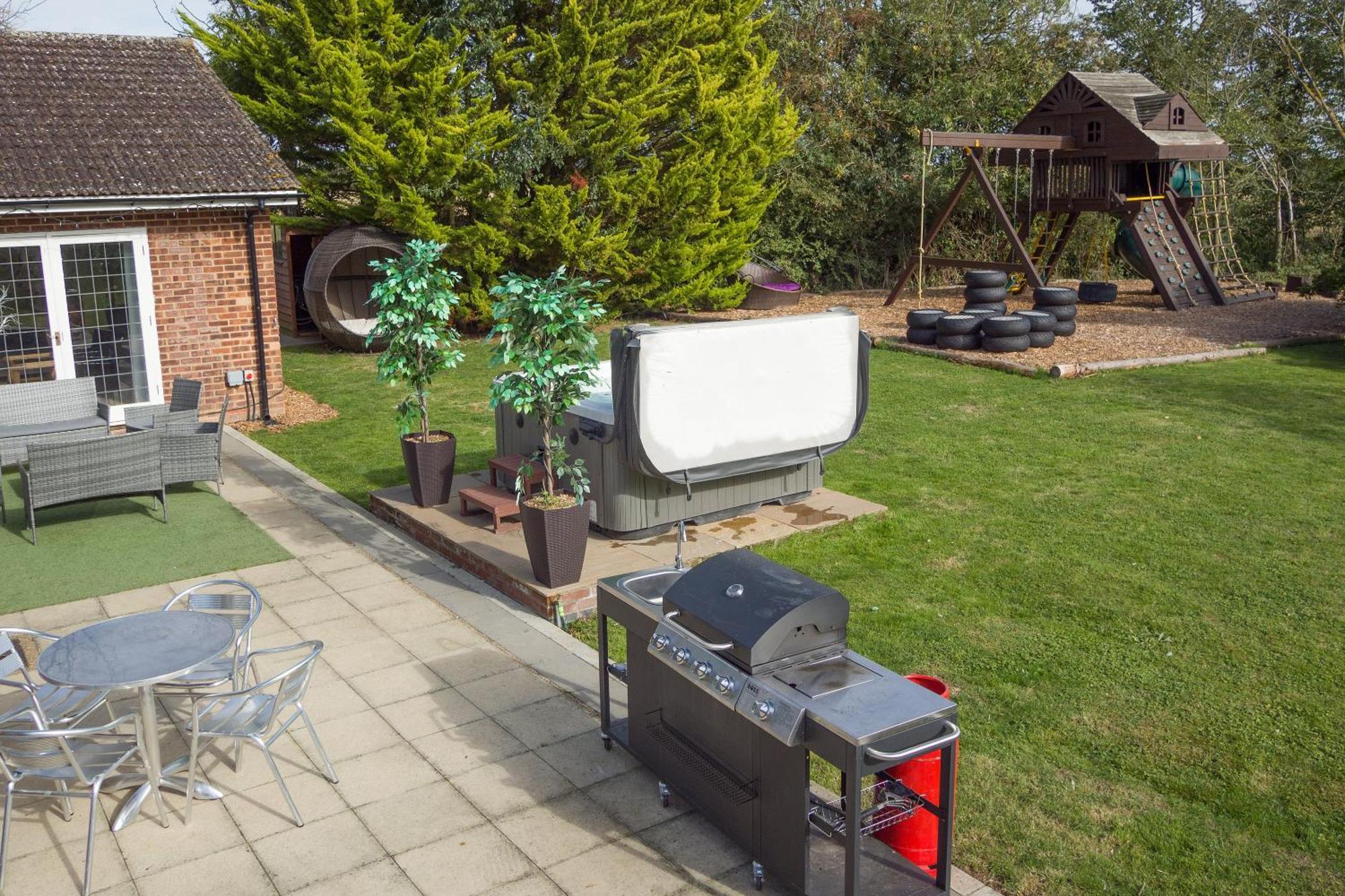 Deluxe 4 Or 5 Bed House With Hot Tub, Cinema Room Sleeps 15 サフロン・ワルデン エクステリア 写真