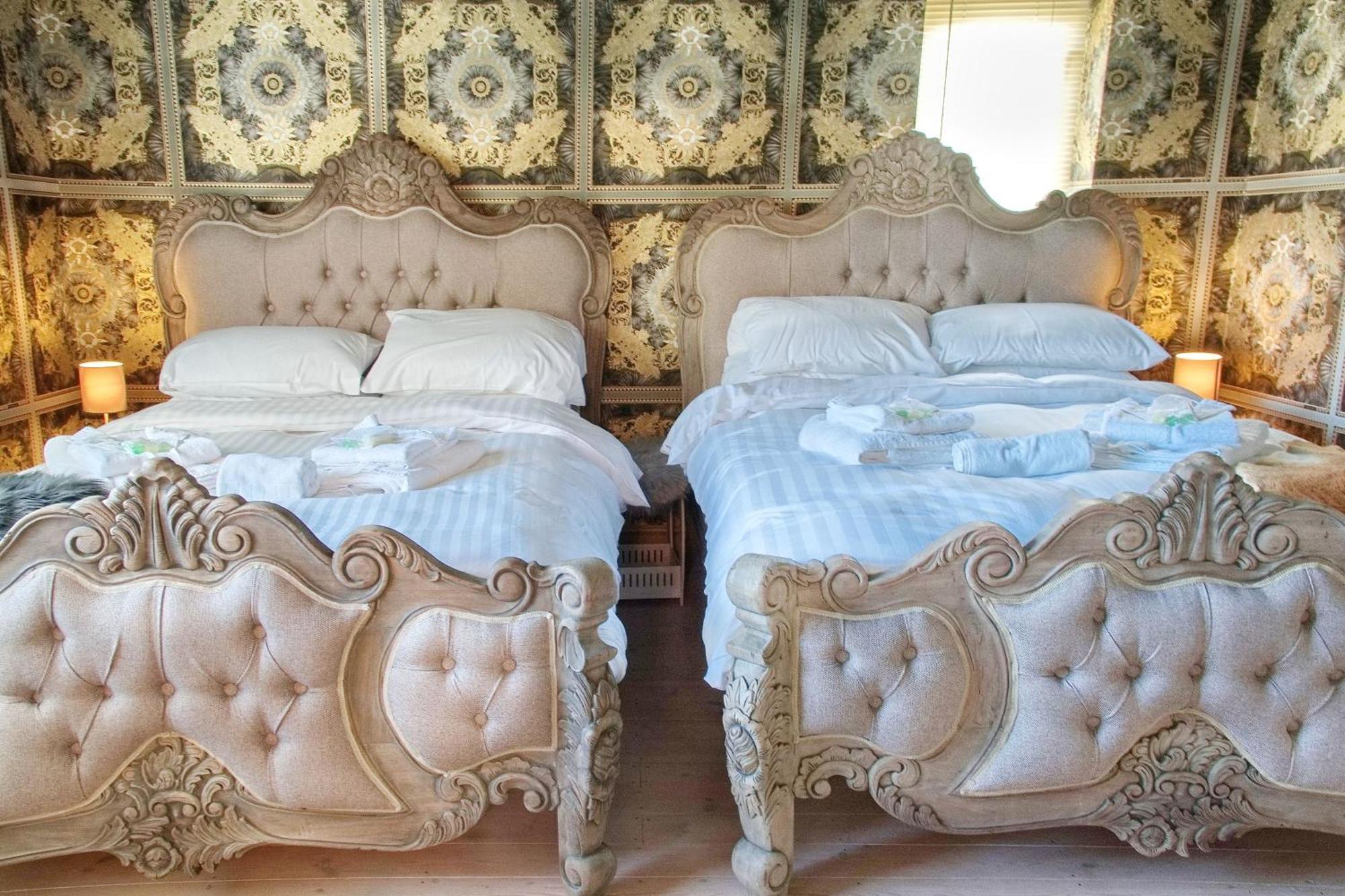Deluxe 4 Or 5 Bed House With Hot Tub, Cinema Room Sleeps 15 サフロン・ワルデン エクステリア 写真