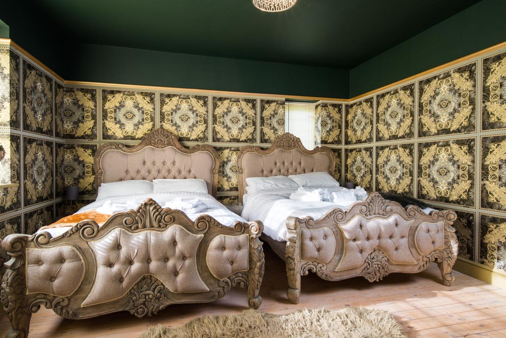 Deluxe 4 Or 5 Bed House With Hot Tub, Cinema Room Sleeps 15 サフロン・ワルデン エクステリア 写真