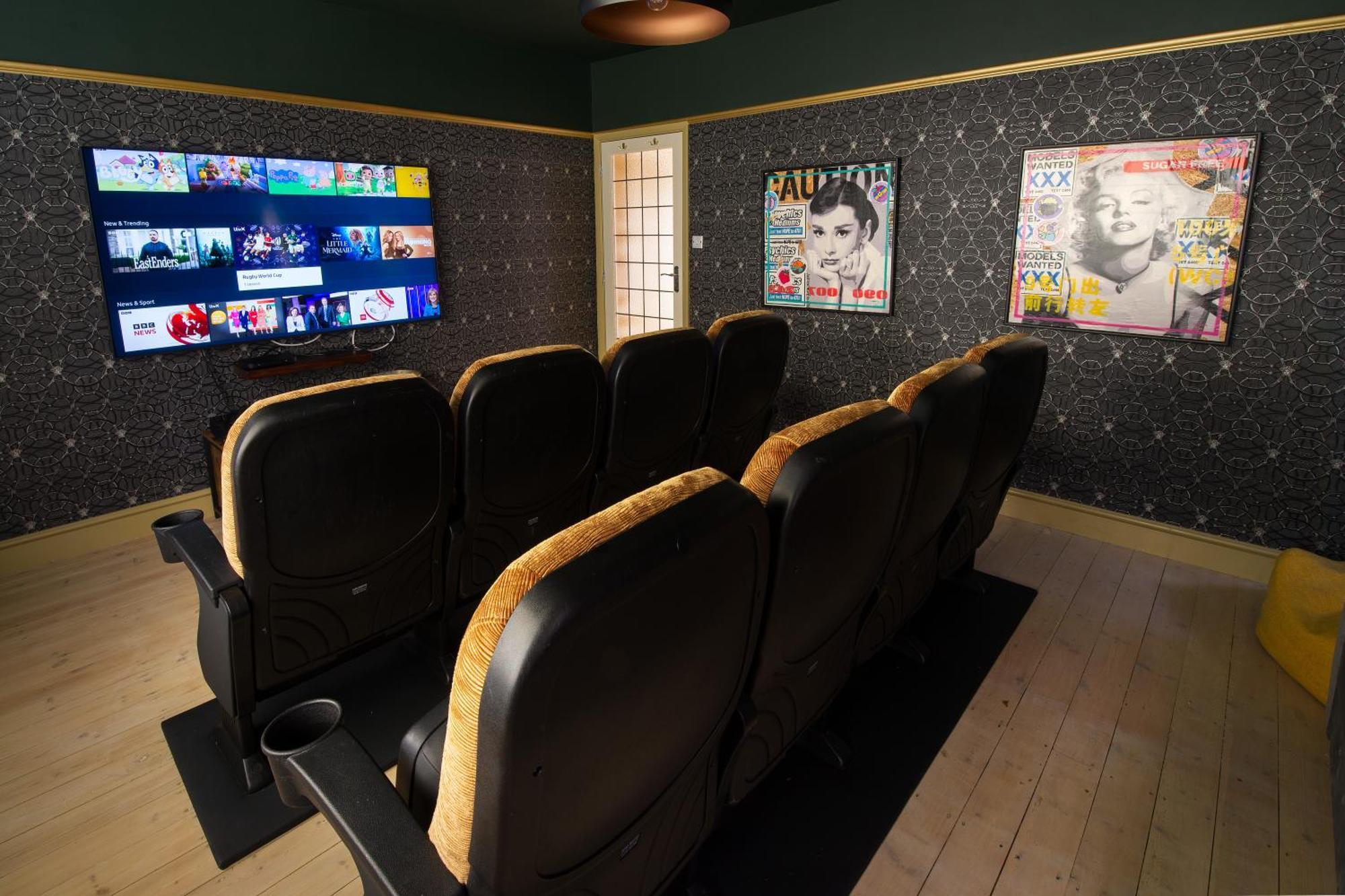 Deluxe 4 Or 5 Bed House With Hot Tub, Cinema Room Sleeps 15 サフロン・ワルデン エクステリア 写真